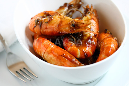 Caramel Shrimp (Vietnamese Tom Rim) - one of the most delicious shrimp dishes ever and the taste is rich and intense—sweet, salty, savory, and extremely umami. | rasamalaysia.com