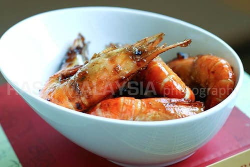 Caramel Shrimp (Vietnamese Tom Rim) - one of the most delicious shrimp dishes ever and the taste is rich and intense—sweet, salty, savory, and extremely umami. | rasamalaysia.com