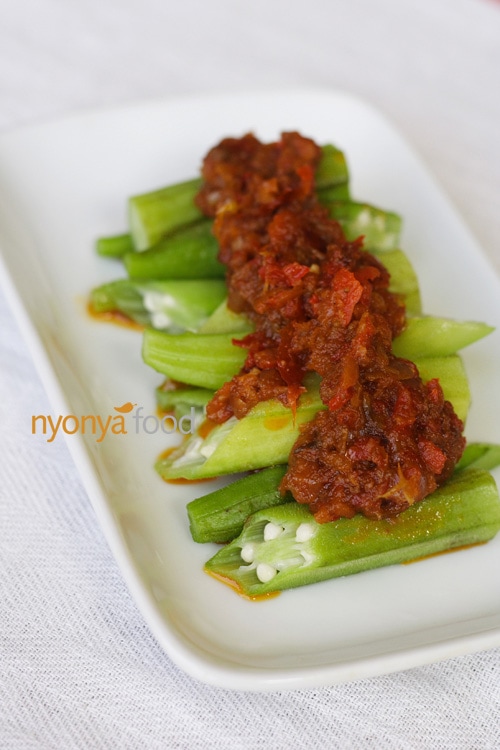 Here is a simple sambal okra recipe that I absolutely adore. The addition of dried shrimp adds depth to the taste structure of this simple but scrumptious dish. | rasamalaysia.com