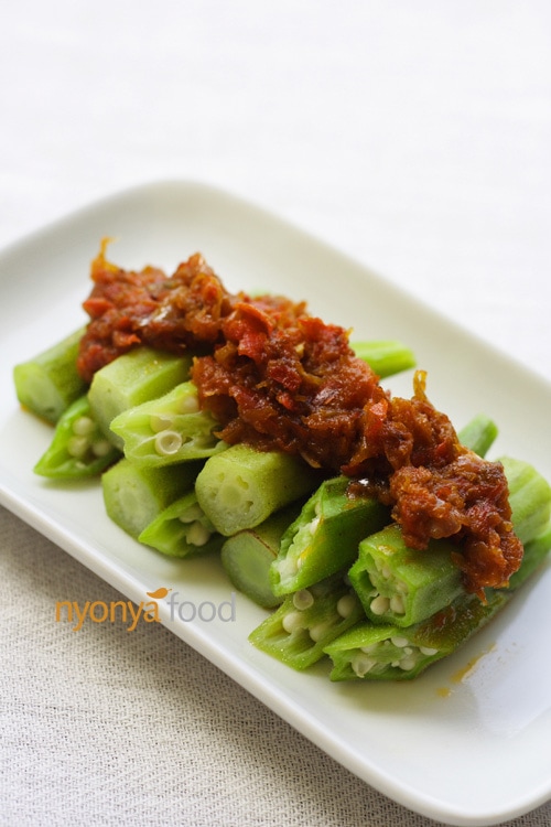 Here is a simple sambal okra recipe that I absolutely adore. The addition of dried shrimp adds depth to the taste structure of this simple but scrumptious dish. | rasamalaysia.com