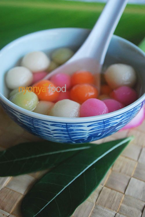 Tang Yuan is also known as glutinous rice balls. This dessert is made during the Dong Zi festival and it comes in different colors like white, pink, green, yellow, blue and orange. | rasamalaysia.com