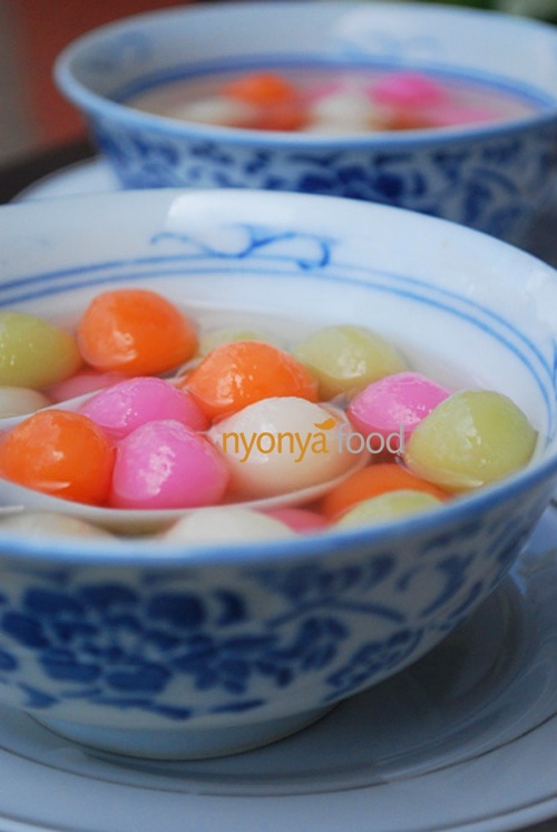 Tang Yuan is also known as glutinous rice balls. This dessert is made during the Dong Zi festival and it comes in different colors like white, pink, green, yellow, blue and orange. | rasamalaysia.com