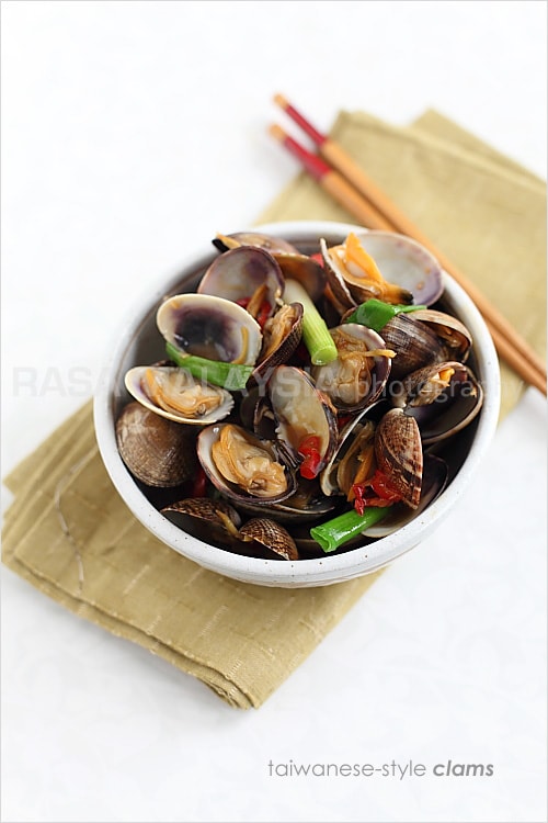 Taiwanese-style Clams recipe - Stir-fried with the basic Chinese seasonings of oyster sauce, soy sauce, sugar, rice wine, and infused with the spiciness of fresh red chilies, these clams retain the original briny sweet taste. | rasamalaysia.com