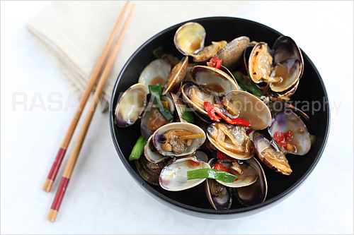 Taiwanese-style Clams recipe - Stir-fried with the basic Chinese seasonings of oyster sauce, soy sauce, sugar, rice wine, and infused with the spiciness of fresh red chilies, these clams retain the original briny sweet taste. | rasamalaysia.com