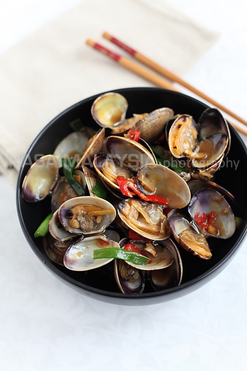 Taiwanese-style Clams recipe - Stir-fried with the basic Chinese seasonings of oyster sauce, soy sauce, sugar, rice wine, and infused with the spiciness of fresh red chilies, these clams retain the original briny sweet taste. | rasamalaysia.com