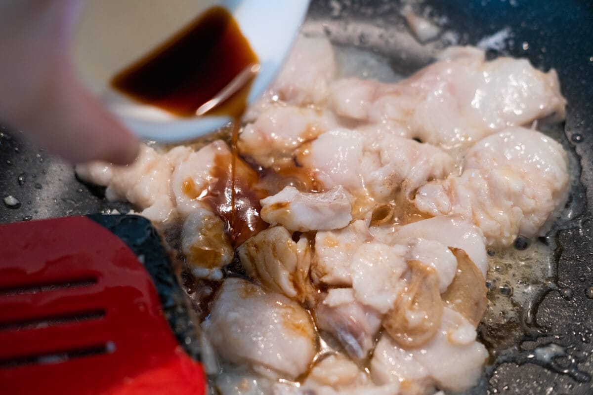 Add the sauce to the wok and stir-fry the fish until it is cooked through.






