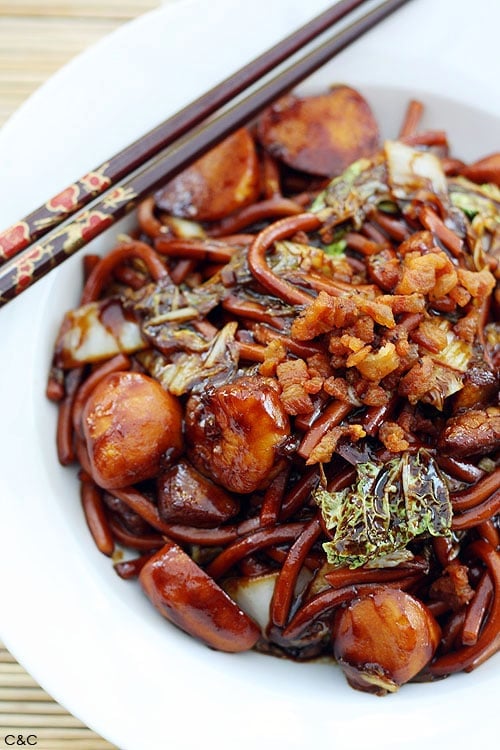 KL Hokkien Mee opskrift - Denne ret er berømt for den mørke, duftende sauce, som nudlerne er braiseret i. Hemmeligheden bag en autentisk KL Hokkien Mee er svinefedt! | rasamalaysia.com