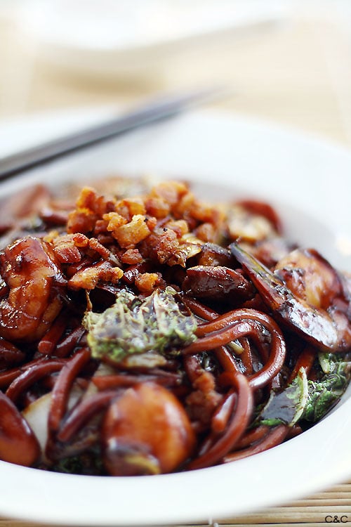 Receta de KL Hokkien Mee - Este plato es famoso por la salsa oscura y aromática en la que se cuecen los fideos. El secreto de un auténtico KL Hokkien Mee es la grasa de cerdo. | rasamalaysia.com