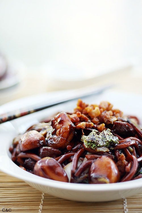 KL Hokkien Mee recipe - This dish is famous for the dark, fragrant sauce that the noodles are braised in. The secret to an authentic KL Hokkien Mee is the pork fat! | rasamalaysia.com