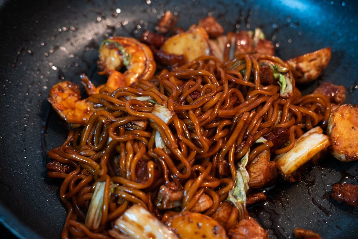 KL hokkien mee recipe with pork lard in a wok.