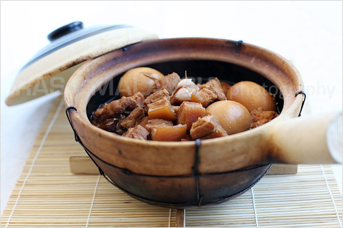 Braised Pork and Eggs in a pot, deliciously made.