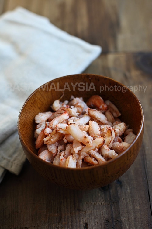 This easy crab noodles are made with mung bean threads (cellophane noodles) and crab meat. Delicious crab noodles recipe for any occasions. | rasamalaysia.com