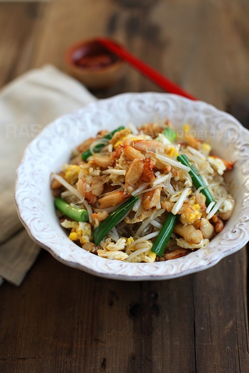 This easy crab noodles are made with mung bean threads (cellophane noodles) and crab meat. Delicious crab noodles recipe for any occasions. | rasamalaysia.com