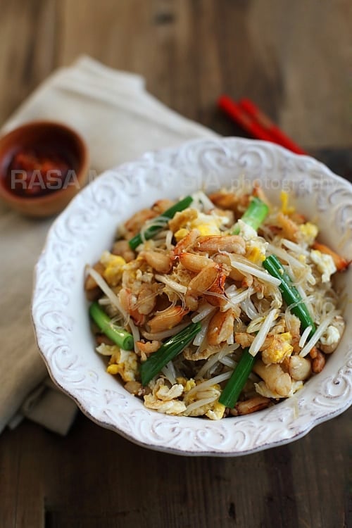 This easy crab noodles are made with mung bean threads (cellophane noodles) and crab meat. Delicious crab noodles recipe for any occasions. | rasamalaysia.com