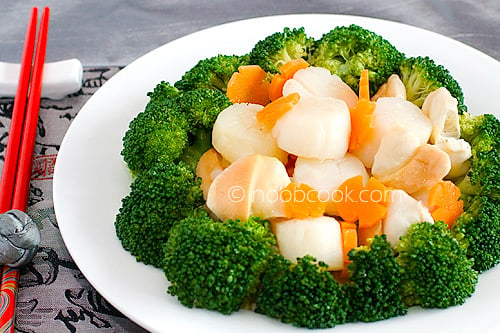 Broccoli and scallops is an easy Chinese vegetable recipe that is great for all occasion. Fresh broccoli with scallops in a sauce make it a great dish. | rasamalaysia.com