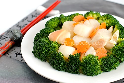 Broccoli and scallops is an easy Chinese vegetable recipe that is great for all occasion. Fresh broccoli with scallops in a sauce make it a great dish. | rasamalaysia.com