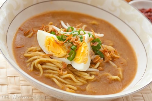 Mee rebus is one of the popular noodles dishes in Malaysia. This mee rebus recipe womes with yellow noodles in a spicy potato-based gravy and prawn fritters. | rasamalaysia.com