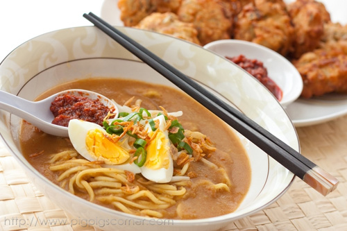 Mee rebus is one of the popular noodles dishes in Malaysia. This mee rebus recipe womes with yellow noodles in a spicy potato-based gravy and prawn fritters. | rasamalaysia.com