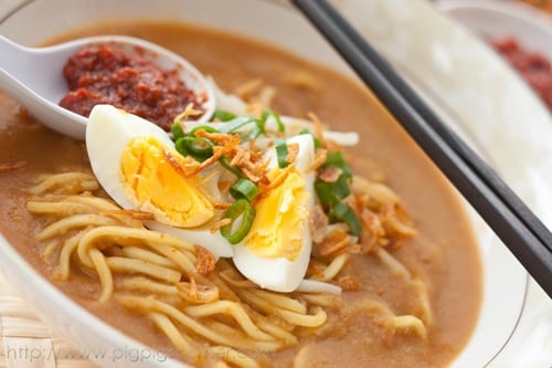 Mee rebus is one of the popular noodles dishes in Malaysia. This mee rebus recipe womes with yellow noodles in a spicy potato-based gravy and prawn fritters. | rasamalaysia.com