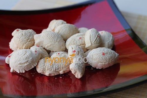 Kuih Bangkit is a traditional Chinese New Year cookies and it is made mainly from tapioca flour, eggs and coconut milk. It is a cookie that is hard on the outside but melts in your mouth. | rasamalaysia.com