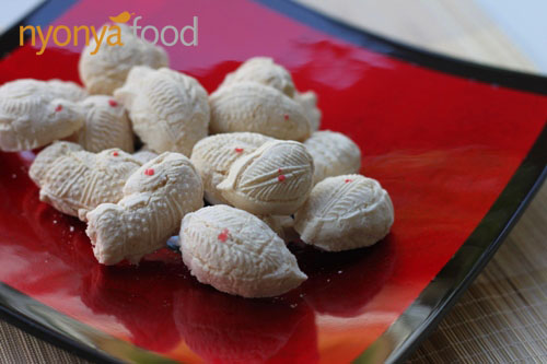 Kuih Bangkit is a traditional Chinese New Year cookies and it is made mainly from tapioca flour, eggs and coconut milk. It is a cookie that is hard on the outside but melts in your mouth. | rasamalaysia.com