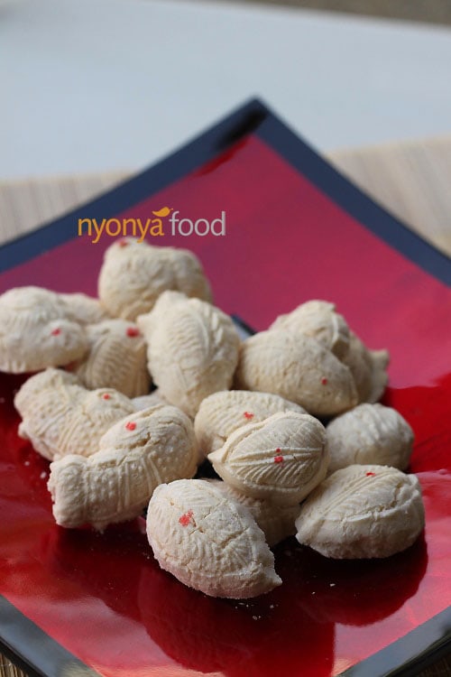 Kuih Bangkit is a traditional Chinese New Year cookies and it is made mainly from tapioca flour, eggs and coconut milk. It is a cookie that is hard on the outside but melts in your mouth. | rasamalaysia.com