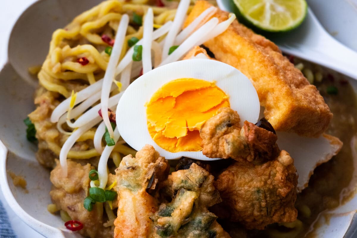 Simple mee rebus served in a bowl.