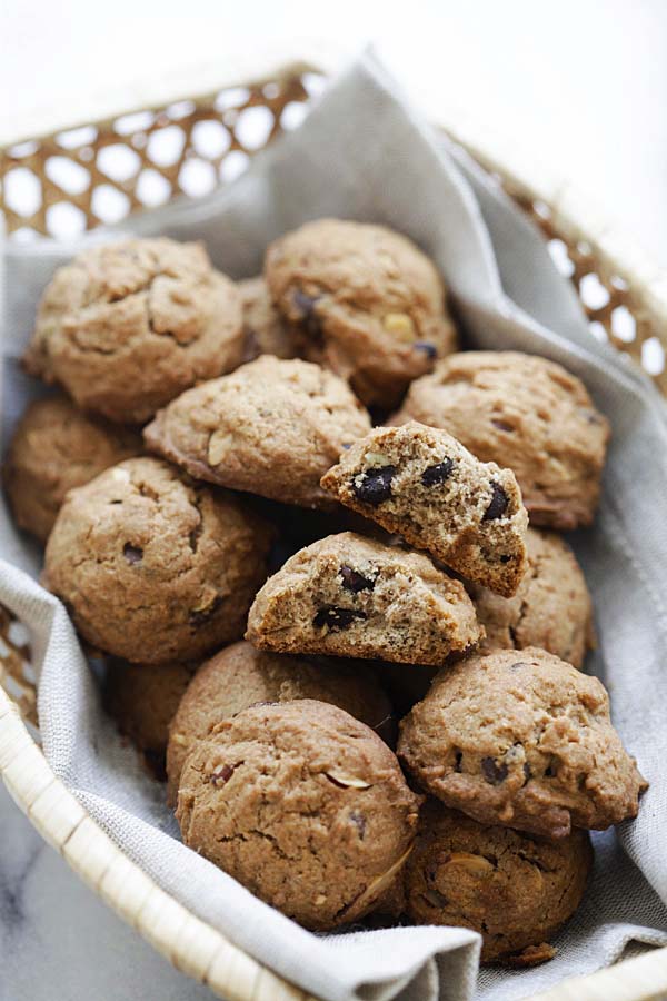 Easy and quick chocolate chip cookies recipe.