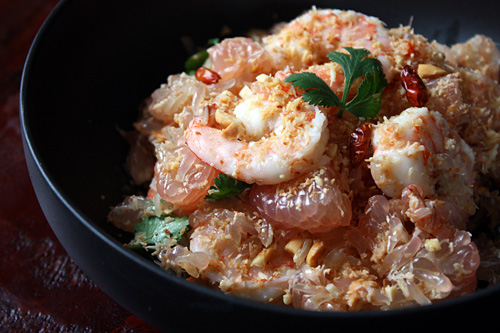 Thai Pomelo Salad recipe (Yam Som-O) - coconut flakes, shrimp, red chili flakes, shallots, garlic, roasted peanuts, lime juice, cilantro. | rasamalaysia.com