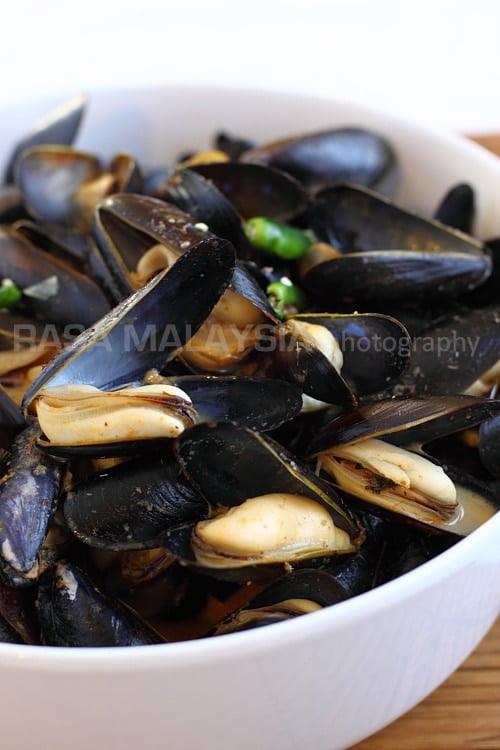 Mussels in Red Curry Sauce - This is my simple mussels in red curry sauce recipe. Do remember to have some crusty bread to sop up the sweet, briny, and spicy red curry sauce. | rasamalaysia.com