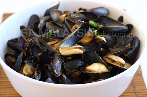 Mussels in Red Curry Sauce - This is my simple mussels in red curry sauce recipe. Do remember to have some crusty bread to sop up the sweet, briny, and spicy red curry sauce. | rasamalaysia.com