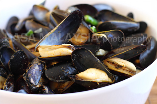 Mussels in Red Curry Sauce - This is my simple mussels in red curry sauce recipe. Do remember to have some crusty bread to sop up the sweet, briny, and spicy red curry sauce. | rasamalaysia.com