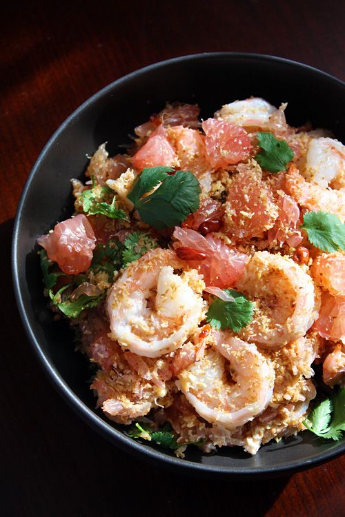 Thai Pomelo Salad recipe (Yam Som-O) - coconut flakes, shrimp, red chili flakes, shallots, garlic, roasted peanuts, lime juice, cilantro. | rasamalaysia.com