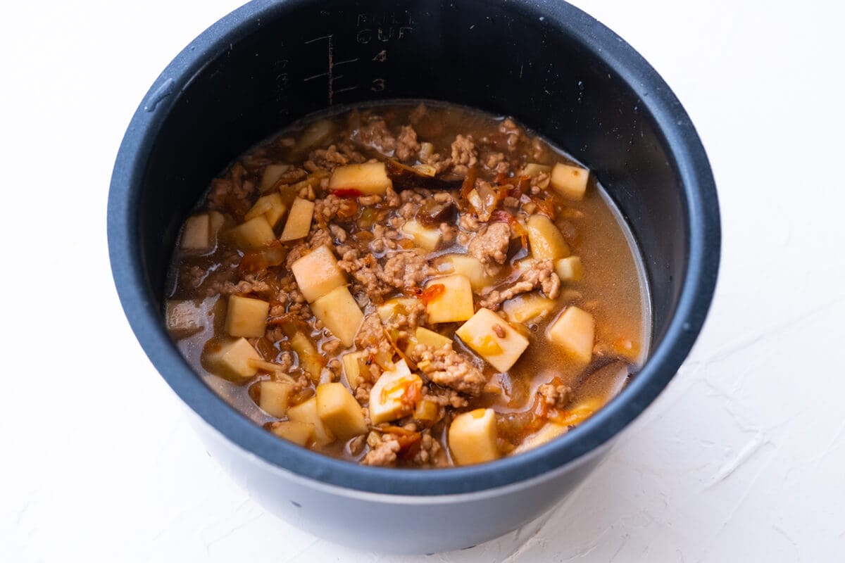 Making yam rice in an electronic rice cooker.