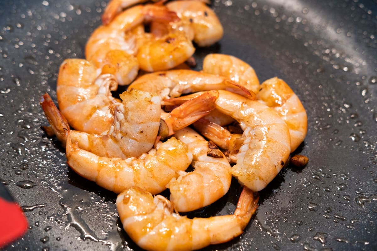 Cook the prawns in a pan. 