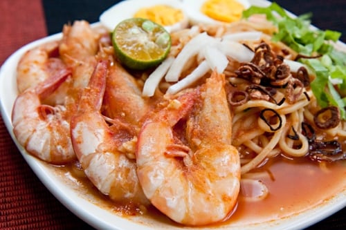 Mee Udang (Malay Prawn Noodle) recipe - A plate of yellow noodles topped with huge fresh prawns in sourish tomato gravy. It is indeed appealing. | rasamalaysia.com