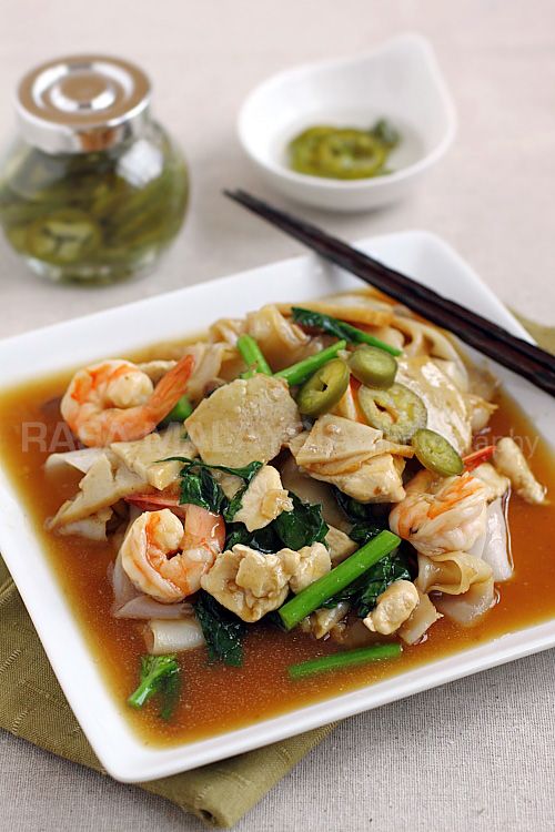 Thai Rad Na, or flat noodles with gravy | rasamalaysia.com