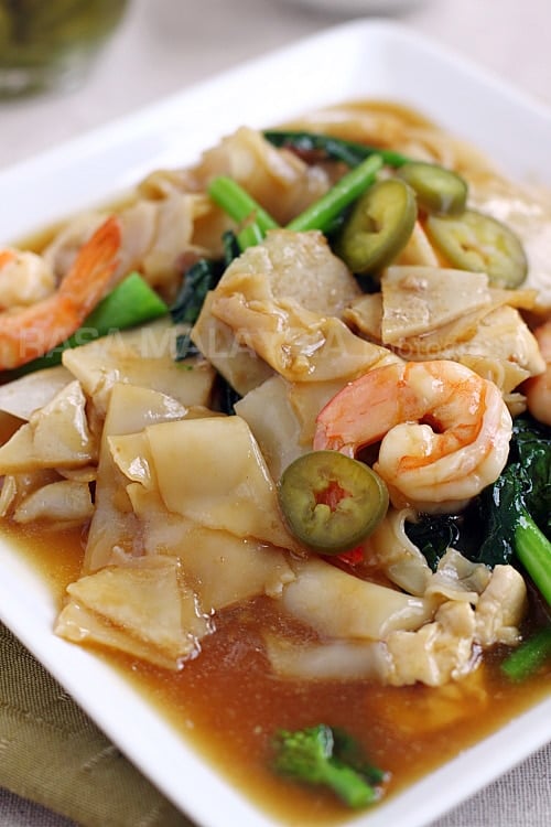 Thai Rad Na, or flat noodles with gravy | rasamalaysia.com