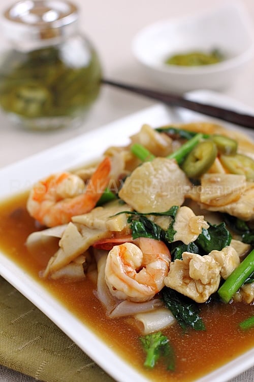 Thai Rad Na, or flat noodles with gravy | rasamalaysia.com