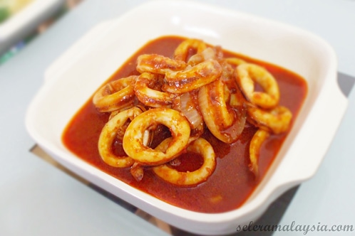 Sambal Tumis Sotong (Squid Sambal) recipe - Sambal tumis sotong is a simply delicious dish, and it's easy to prepare. It can be served with boiled rice and selections of Chinese Greens such as bok choy, kailan/gailan and others. | rasamalaysia.com