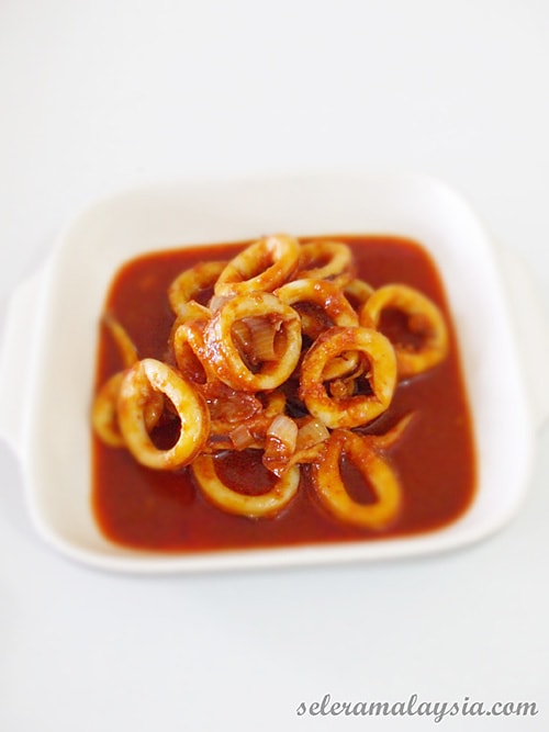 Sambal Tumis Sotong (Squid Sambal) recipe - Sambal tumis sotong is a simply delicious dish, and it's easy to prepare. It can be served with boiled rice and selections of Chinese Greens such as bok choy, kailan/gailan and others. | rasamalaysia.com