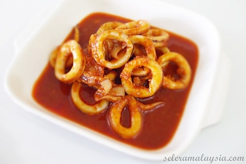 Sambal Tumis Sotong (Squid Sambal) recipe - Sambal tumis sotong is a simply delicious dish, and it's easy to prepare. It can be served with boiled rice and selections of Chinese Greens such as bok choy, kailan/gailan and others. | rasamalaysia.com