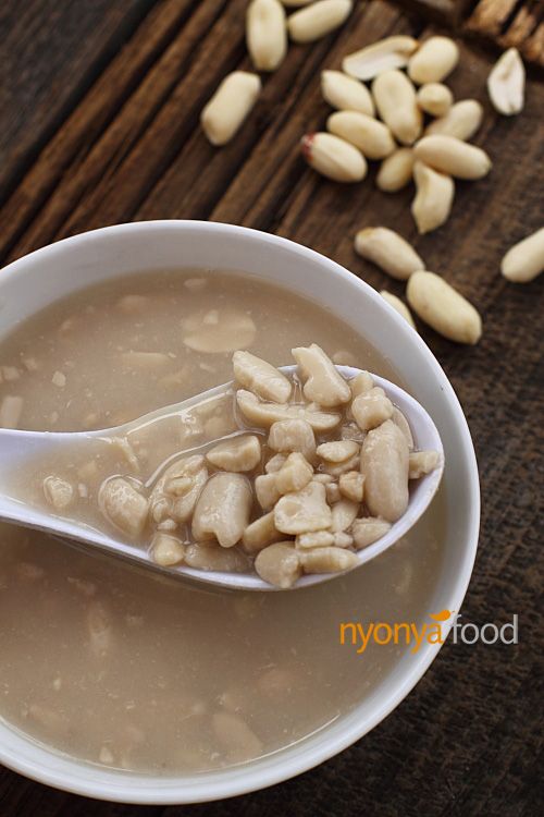 This is my home-made sweet peanut soup and the taste is exactly the same as the ones sold at Jelutong market. You need only a few ingredients: peanuts, water, and rock sugar. That’s all. | rasamalaysia.com