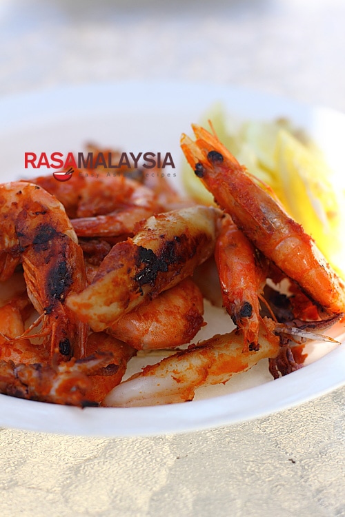 BBQ Clams using sambal, a popular chili based from Malaysia and Indonesia | rasamalaysia.com