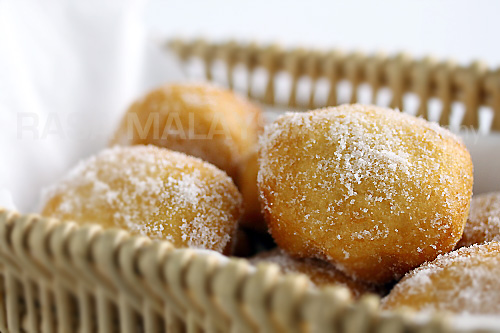 Cheater Donuts using Pillsbury biscuits. Fluffy, light, pillowy and oh-so-YUM. These sugared Pillsbury biscuits are the BEST! | rasamalaysia.com