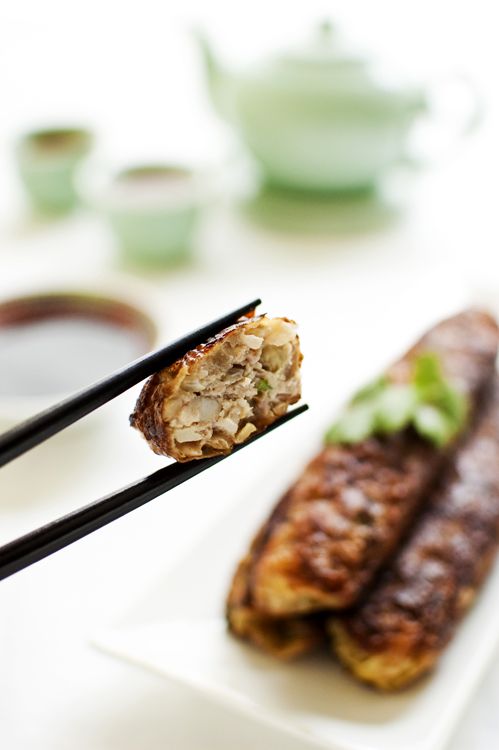 Ngoh Hiang is the Singaporean version of five-spice pork rolls wrapped with beancurd skin. This simple ngoh hiang recipe is great as an entree or appetizer. | rasamalaysia.com