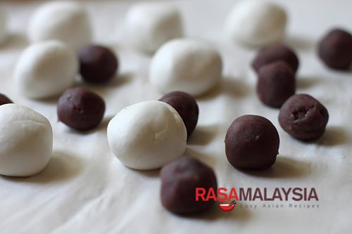 Red bean dumpling (红豆汤圆) – The red bean paste is encased in sticky rice balls, boiled, and then served in ginger syrup. It’s a wonderfully refreshing dessert that anyone can make. | rasamalaysia.com