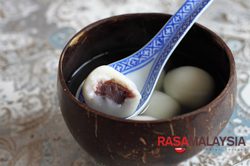 Red bean dumpling (红豆汤圆) – The red bean paste is encased in sticky rice balls, boiled, and then served in ginger syrup. It’s a wonderfully refreshing dessert that anyone can make. | rasamalaysia.com