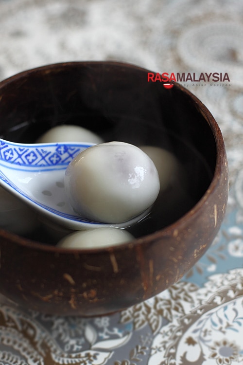 Red bean dumpling (红豆汤圆) – The red bean paste is encased in sticky rice balls, boiled, and then served in ginger syrup. It’s a wonderfully refreshing dessert that anyone can make. | rasamalaysia.com