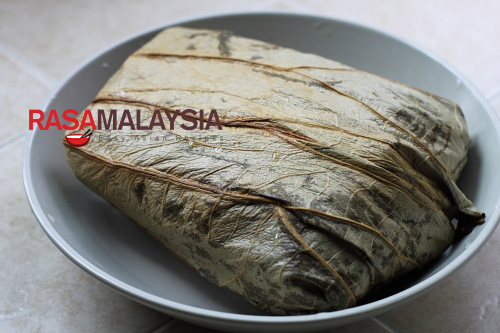 Steamed Chicken in Lotus Leaf – I love the earthy aroma lotus leaves impart to the dish, and most of all, I love it that the leaves retain the moisture and natural flavors of the ingredients. | rasamalaysia.com